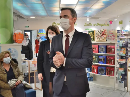 Nouveau variant, 3è dose : hier à Brest, Olivier Véran a tenté de...